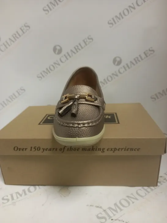 BOXED PAIR OF CUSHION WALK LOAFERS IN PEWTER - 4