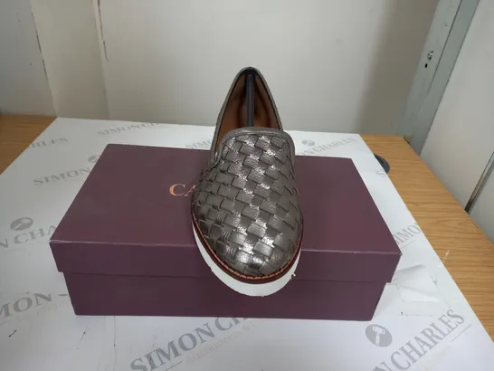 BOXED CARVELA FLAT LEATHER SHOES SIZE 39