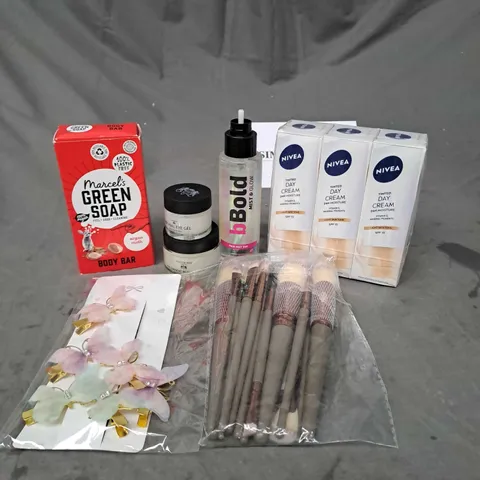 APPROXIMATELY 20 ASSORTED COSMETIC PRODUCTS TO INCLUDE NIVEA DAY CREAM, MAKE UP BRUSHES AND HIGHBORN EYE GEL