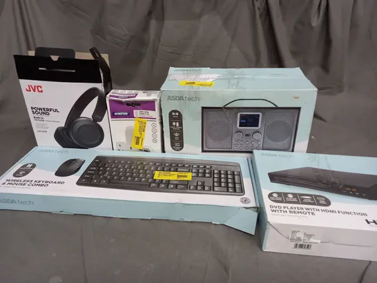 BOX OF APPROX 30 ASSORTED ELECTRICAL ITEMS TOO INCLUDE EARPHONES, RADIO AND POWER ADAPTER