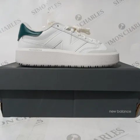 BOXED PAIR OF NEW BALANCE TRAINERS IN WHITE/GREEN UK SIZE 4