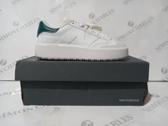 BOXED PAIR OF NEW BALANCE TRAINERS IN WHITE/GREEN UK SIZE 4