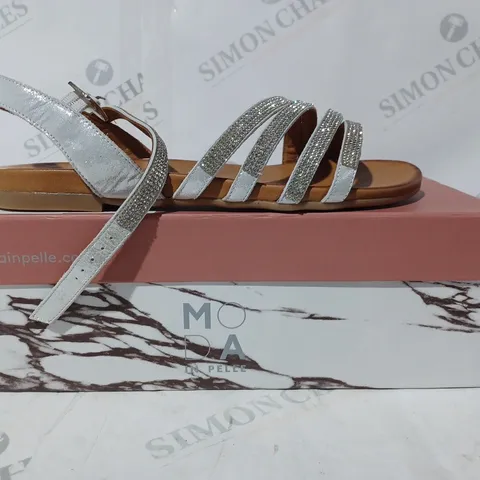 BOXED PAIR OF MODA IN PELLE NATASHIE STRAPPY SANDALS IN METALLIC SILVER SIZE 7