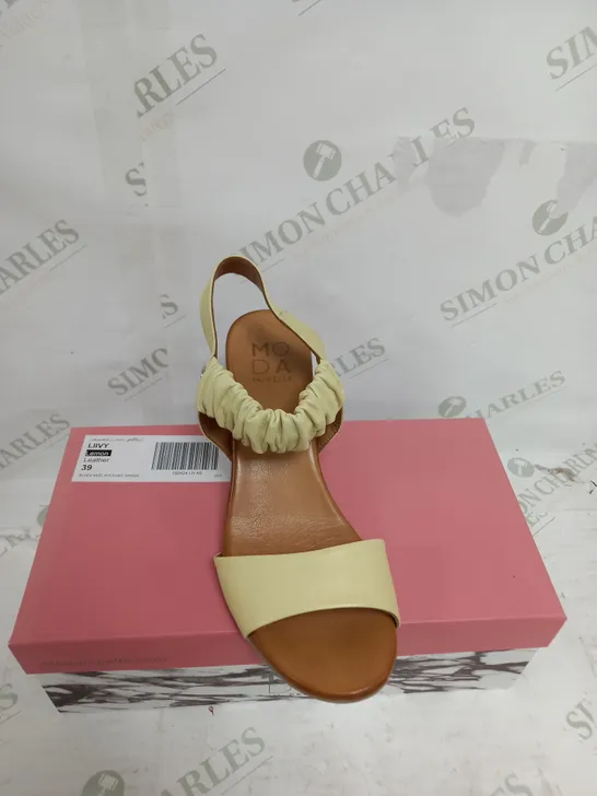 BOXED PAIR OF MODA IN PELLE HEELED SANDALS IN LEMON SIZE 6