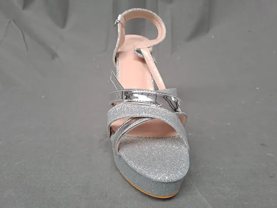 BOXED PAIR OF DESIGNER OPEN TOE HIGH BLOCK HEEL SANDALS IN METALLIC SILVER W. GLITTER EFFECT EU SIZE 39