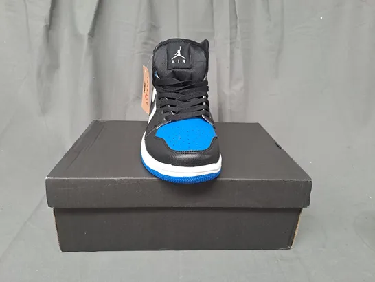 BOXED PAIR OF NIKE AIR JORDAN SHOES IN BLACK/WHITE/BLUE UK SIZE 5.5