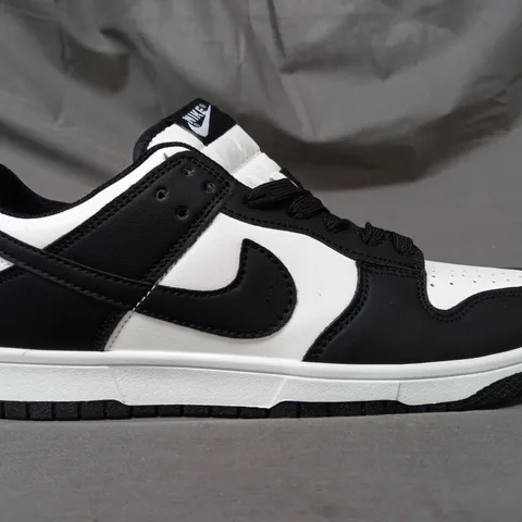 BOXED PAIR OF NIKE SHOE SIN BLACK/WHITE UK SIZE 7