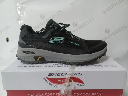 BOXED SKECHERS BLACK AND GREY TRAINERS - SIZE 6 