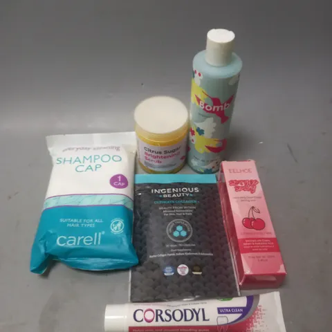 APPROXIMATELY 20 ASSORTED COSMETIC PRODUCTS TO INCLUDE - CARELL SHAMPOO CAP - CORSODYL TOOTHPASTE - BOMB HANDWASH - ETC 