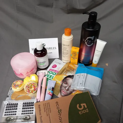 APPROXIMATELY 20 ASSORTED COSMETIC PRODUCTS TO INCLUDE CATWALK HEADSHOT CONDITIONER, SCANDINAVIAN LABS BIO-PILIXIN CONDITIONER - SOL DE JANEIRO BRAZILIAN KISS LIP BUTTER ETC