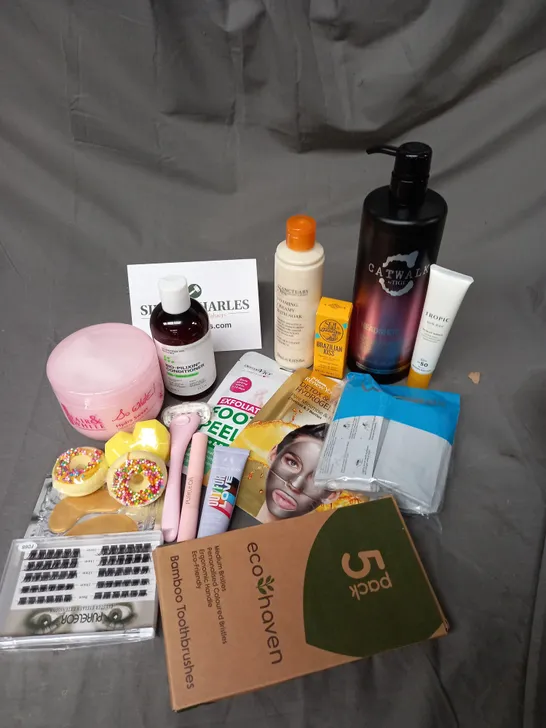 APPROXIMATELY 20 ASSORTED COSMETIC PRODUCTS TO INCLUDE CATWALK HEADSHOT CONDITIONER, SCANDINAVIAN LABS BIO-PILIXIN CONDITIONER - SOL DE JANEIRO BRAZILIAN KISS LIP BUTTER ETC