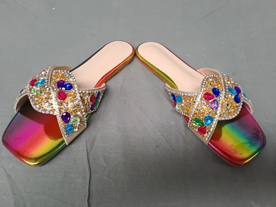 BOXED PAIR OF DESIGNER OPEN TOE FLAT SANDALS IN METALLIC MULTICOLOUR W. JEWEL EFFECT EU SIZE 40