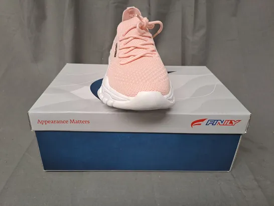 BOXED PAIR OF FINILY WARMUP SHOES IN PINK/WHITE UK SIZE 5