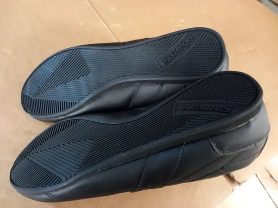 PAIR OF SLAZENGER BLACK SHOES - 40