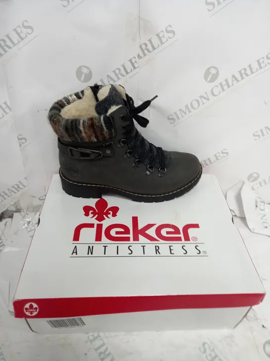 BOXED RIEKER MULTI CUFF HIKING BOOTS, GREY/NAVY - SIZE 3.5 