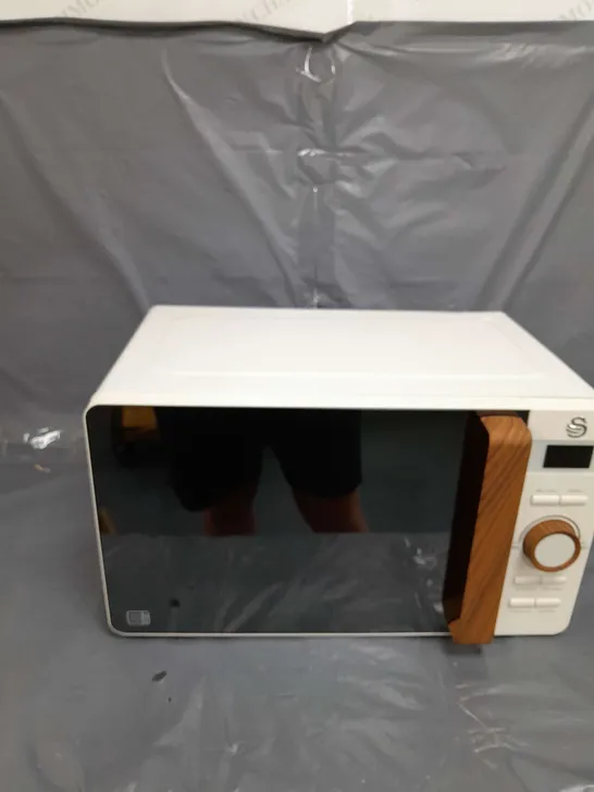 SWAN MICROWAVE IN WHITE 