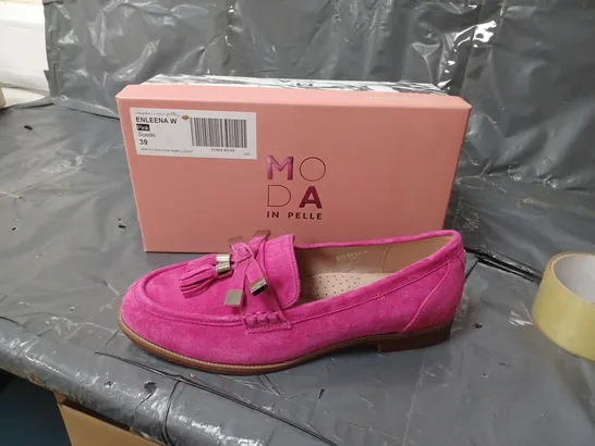 BOXED PAIR OF PINK SUEDE SHOES UK SIZE 6