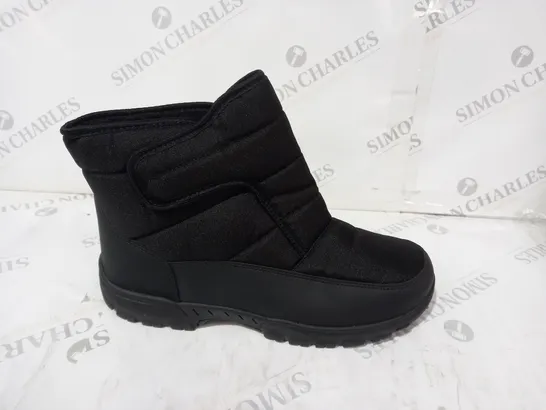 BLACK ANKLE SNOW BOOT SIZE 10