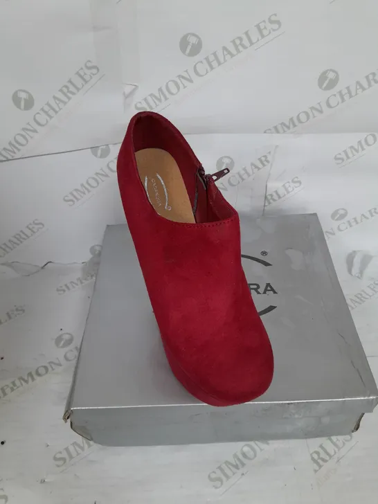 BOXED PAIR OF CASSANDRA PLATFORM SHOE IN RED SUEDE WITH GOLD SPIKES SIZE 6