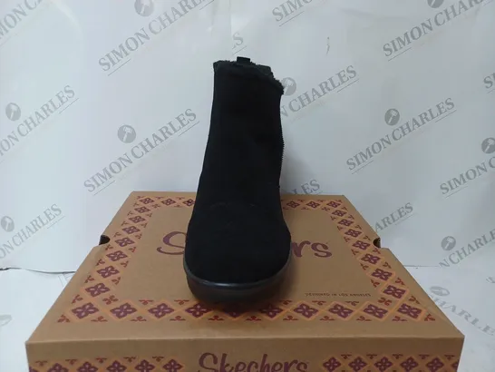 BOXED PAIR OF SKECHERS PARALLEL OFF HOURS SIDE ZIP BOOT BLACK SIZE 5.5