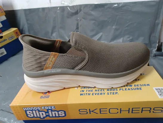 BOXED PAIR OF SKECHERS D'LUX WALKER SLIP-INS - LIGHT BROWN - SIZE 10 UK