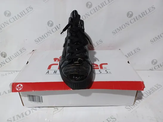 BOXED PAIR OF RIEKER FLEECE LINING BLACK PATENT/BRONZE SIDE ZIP TRAINER BOOTS IN BLACK UK SIZE 5