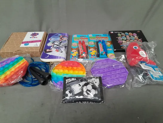 LOT OF ASSORTED TOYS AND GAMES TO INCLUDE FIDGET TOYS, PLUSH TEDDIE AND SKIPPING ROPE