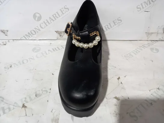 BOXED PAIR OF KOI VEGAN LEATHER LOW BLOCK HEEL SHOES IN BLACK W. PEARL EFFECT SIZE 6