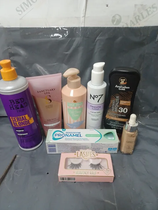 APPROXIMATELY 20 ASSORTED COSMETIC PRODUCTS TO INCLUDE BED HEAD SHAMPOO, SENSODYNE TOOTHPASTE AND NO7 CLEANSING LOTION ETC. 