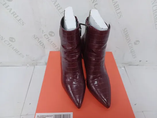 BOXED PAIR OF RUTH LANGSFORD HEELED DRESSY BOOTS IN BURGUNDY SIZE 4