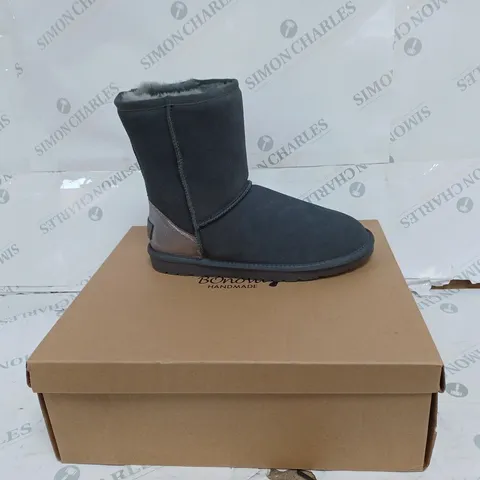 BOXED BONOVA HANDMADE GREY METALIC HEEL MID BOOTS- SIZE 8