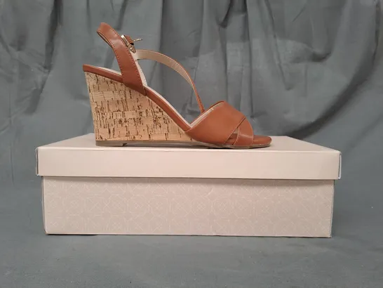 BOXED PAIR OF PARADOX LONDON YUMI OPEN TOE HIGH WEDGE SANDALS IN TAN EU SIZE 38