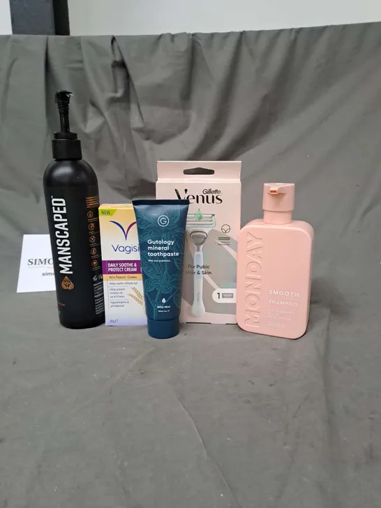 APPROXIMATELY 20 ASSORTED COSMETIC PRODUCTS TO INCLUDE MANSCAPED BODY WASH, MONDAY SHAMPOO AND VENUS RAZOR ETC. 