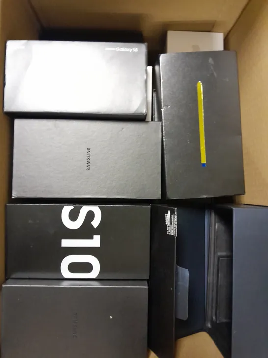 APPROXIMATELY 30 EMPTY SMARTPHONE DISPLAY BOXES FOR SAMSUNG SMARTPHONES 