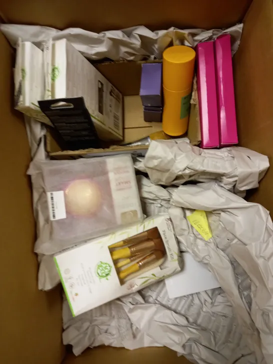 BOX OF APPROXIMATELY 15 ASSORTED BEAUTY PRODUCTS TO INCLUDE GRANDE GOAL MASCARA, SARA MILLER HAND CREAM SET, BAREMINERALS HOLIDAY CLEAN MAKE-UP SET ETC 