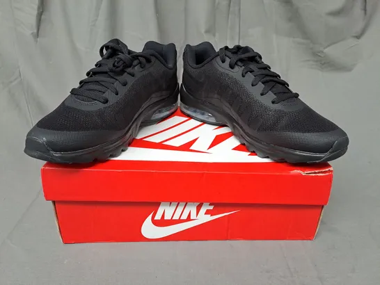 BOXED PAIR OF NIKE AIR MAX INVIGOR SHOES IN BLACK UK SIZE 9