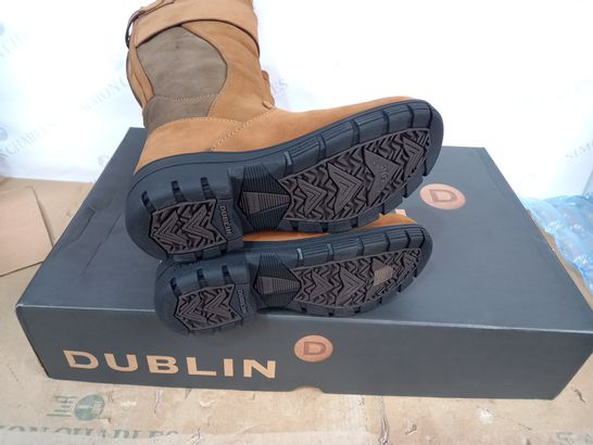 BOXED PAIR OF DUBLIN BOOTS SIZE 6