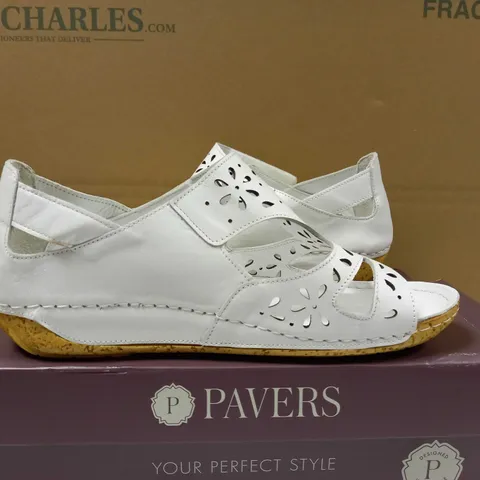 BOXED PAVERS WHITE SANDALS - SIZE 5.5