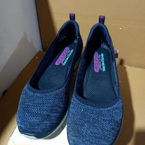 SIZE 5 SKETCHERS MICROBURST PUMP NAVY