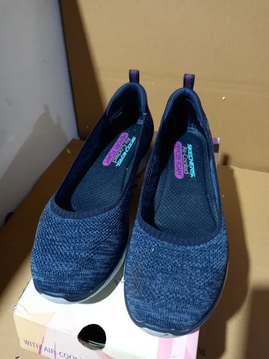 SIZE 5 SKETCHERS MICROBURST PUMP NAVY