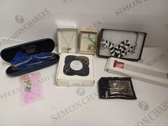 BOX OF APPROX 20 COSTUME JEWELLERY ITEMS INCLUDING RINGS, BRACELETS AND NECKLACES