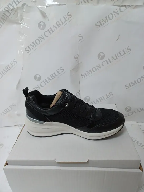 BOXED PAIR OF SKECHERS BILLION TRAINERS IN BLACK UK SIZE 4