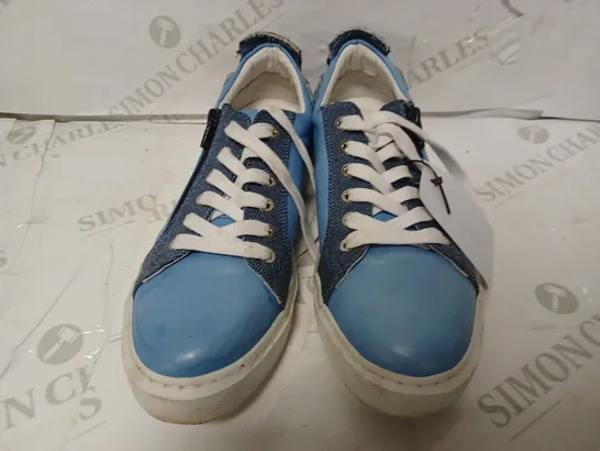 PAIR OF LOW CANVAS LACED TRAINERS IN BLUE - SIZE 39