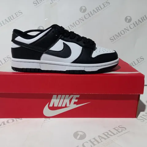 BOXED PAIR OF NIKE DUNK LOW RETRO TRAINERS IN BLACK/WHITE UK SIZE 4