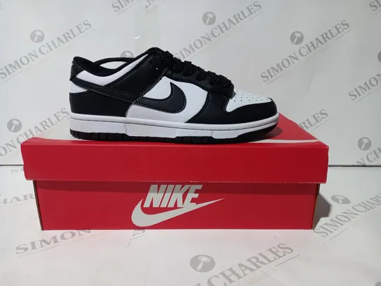 BOXED PAIR OF NIKE DUNK LOW RETRO TRAINERS IN BLACK/WHITE UK SIZE 4