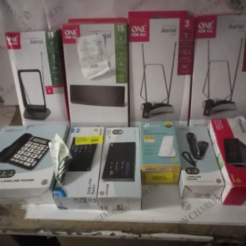 GROUP OF APPROX 10 ASSORTED TECH ITEMS TO INCLUDE AERIALS, LANDLINE PHONES, RADIOS ETC