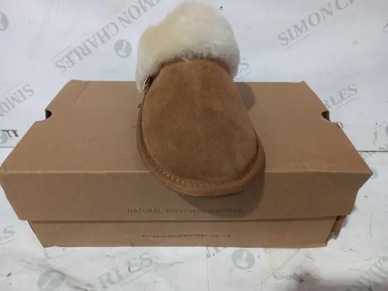 BOXED PAIR OF LAKELAND LEATHER NATURAL SHEEPSKIN SLIPPERS IN BROWN UK SIZE 5