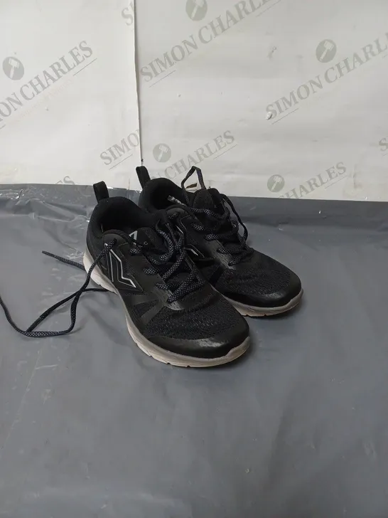 VIONIC 355 MILES BLACK TRAINERS SIZE 3