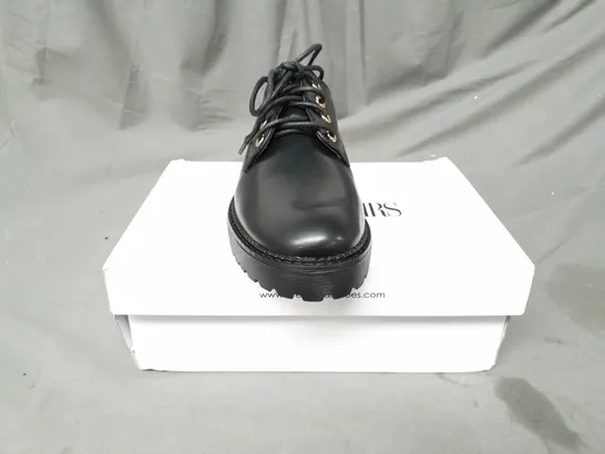 BOXED PAIR OF DREAM PAIRS LACE UP SHOES IN BLACK UK SIZE 6