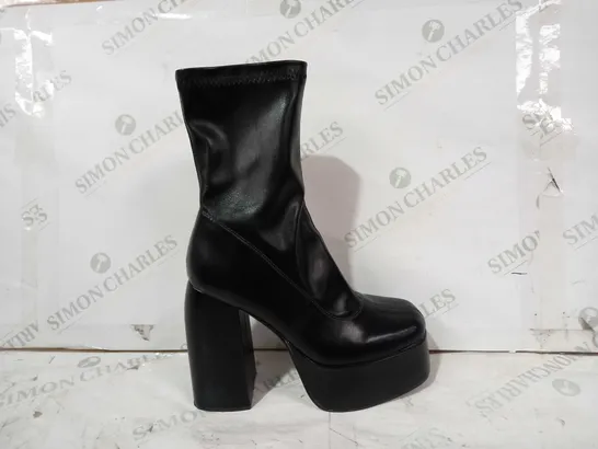 BOXED PAIR OF KOI VEGAN LEATHER HIGH PLATFORM BLOCK HEEL BOOTS IN BLACK SIZE 6